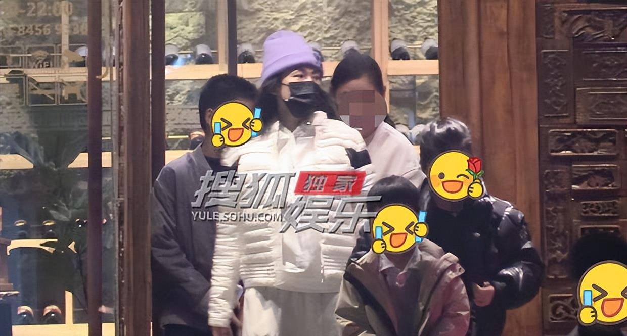 章子怡带孩子聚餐吃烤肉饭后陪娃玩沉浸式游戏