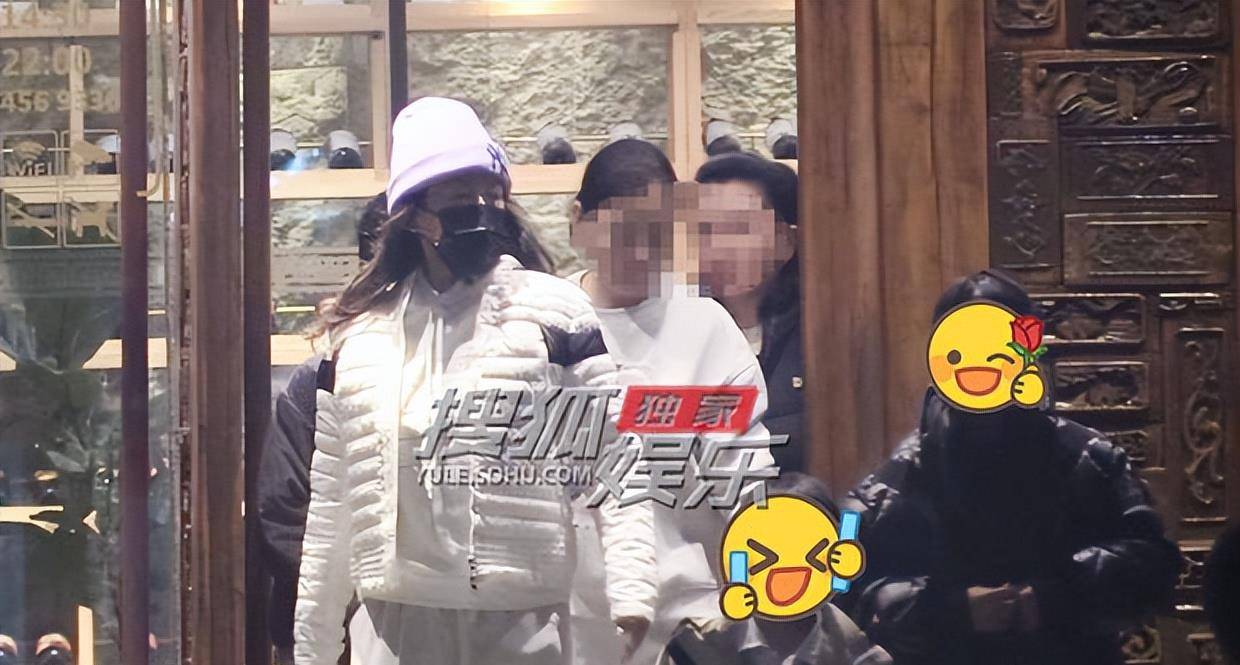 章子怡带孩子聚餐吃烤肉饭后陪娃玩沉浸式游戏