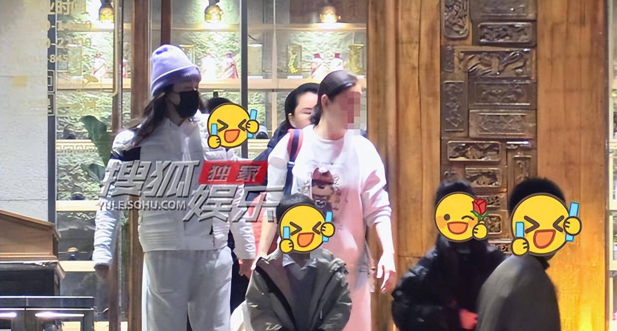 章子怡带孩子聚餐吃烤肉饭后陪娃玩沉浸式游戏