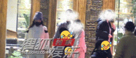 章子怡带孩子聚餐吃烤肉饭后陪娃玩沉浸式游戏