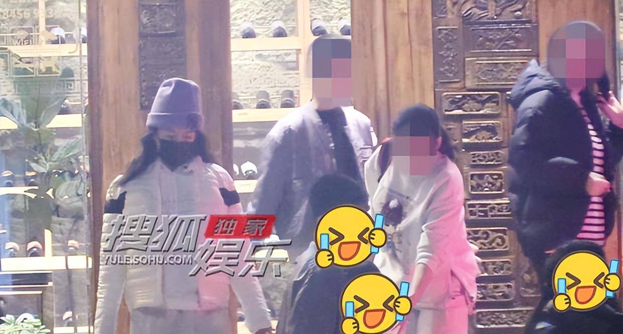 章子怡带孩子聚餐吃烤肉饭后陪娃玩沉浸式游戏