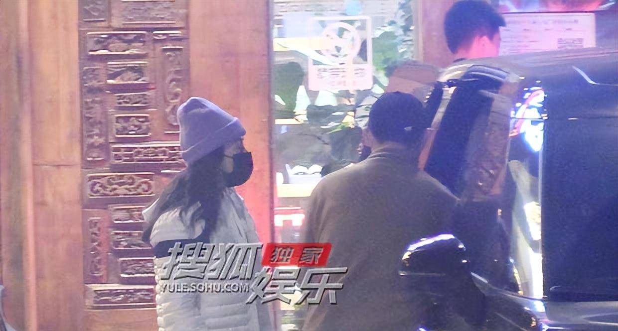 章子怡带孩子聚餐吃烤肉饭后陪娃玩沉浸式游戏